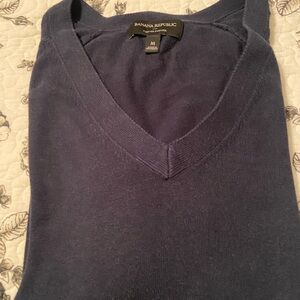 Banana Republic women’s  Navy V-Neck Sweater size medium